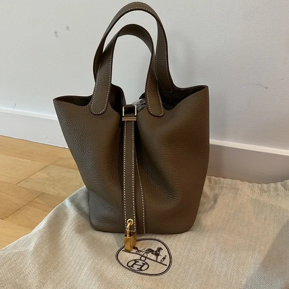 *NEW AND NEVER WORN* Picotin 2022 Lock 18 Clemence Taurillon Bag Etoupe - Picture 2 of 4